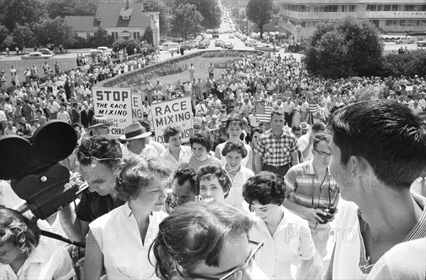 Crowd at Arkansas State Capitol protesting integration of Central High School