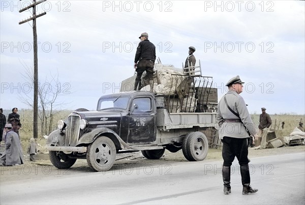 State highway official moving sharecroppers away from roadside to area between levee and Mississippi river