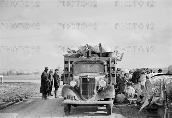 State highway official moving sharecroppers away from roadside to area between levee and Mississippi river