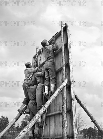 Soldiers of 41st Engineers on obstacle course