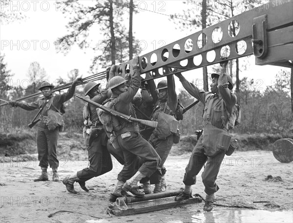 Soldiers of 41st Engineers building a bridge