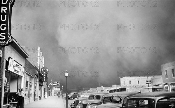 Street scene during dust storm