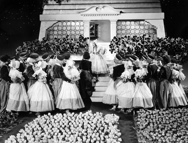 Jeanette MacDonald (center)