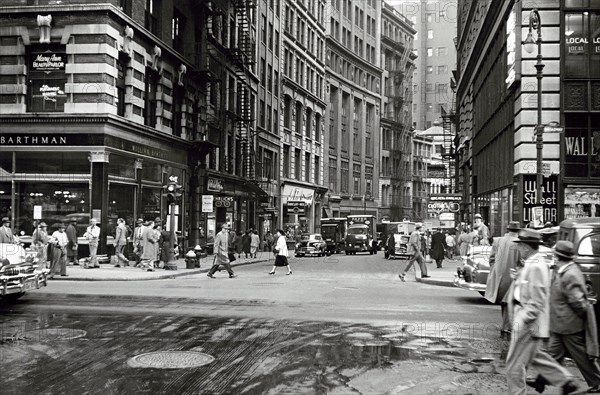 Intersection of Maiden Lane (looking south) and Broadway