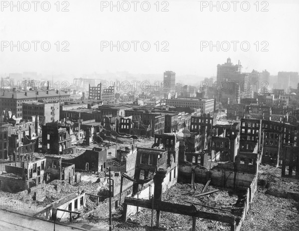California Street looking north from Battery Street after earthquake; low building on left with chimneys, white stones and windows is United States Appraiser's Building, and a part of the United States Customs House, San Francisco, California, USA, U.S. Army Signal Corps, April 1906