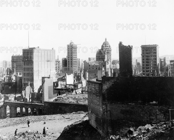 Damaged buildings from earthquake, Kearny and Grant Avenue area south of Bush Street, San Francisco, California, USA, U.S. Army Signal Corps, April 1906