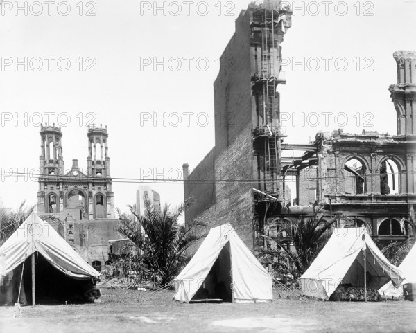 Refugee tents and damaged buildings from earthquake, Union Square Park, with synagogue on Sutter Street in background, San Francisco, California, USA, U.S. Army Signal Corps, April 1906