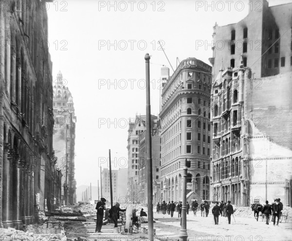 Market Street looking west from Montgomery Avenue after earthquake, San Francisco, California, USA, U.S. Army Signal Corps, April 1906
