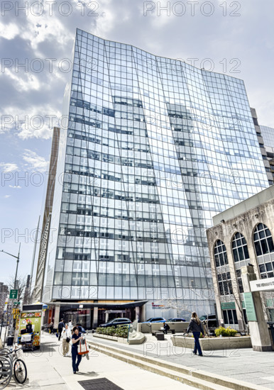 Weill Greenberg Center, Weill Cornell Medicine, Ronald O. Perelman and Claudia Cohen Center for Reproductive Medicine, building exterior and street scene, New York City, New York, USA