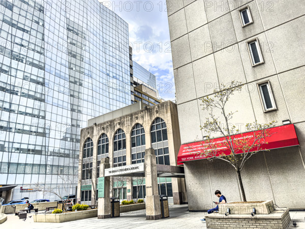The Herman J. Stich Medical Building (center), Weill Greenberg Center (left) Weill Cornell Internal Medicine (right), Weill Cornell Medicine, New York City, New York, USA