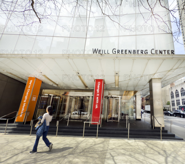 Weill Greenberg Center, Weill Cornell Medicine, Ronald O. Perelman and Claudia Cohen Center for Reproductive Medicine, building exterior and street scene, New York City, New York, USA