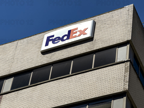 FedEx shipping center, building exterior with logo sign, New York City, New York, USA
