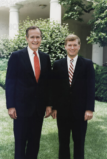 U.S. President George H.W. Bush, U.S. Vice President Dan Quayle, official portrait, White House grounds, Washington, D.C., USA, David Valdez, White House photographer, June 8, 1989
