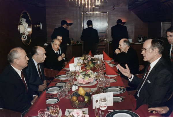 U.S. President George H.W. Bush having lunch with Soviet General Secretary Mikhail Gorbachev aboard the Maxim Gorky during the Malta Summit, David Valdez, White House photographer, December 2, 1989
