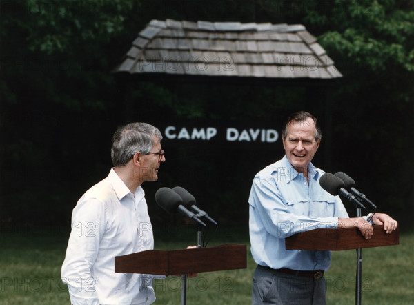 U.S. President George H.W. Bush and Prime Minister John Major of Great Britain participate in a press availability, Camp David, Frederick County, Maryland, USA, David Valdez, White House photographer