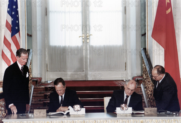 U.S. President George H.W. Bush and Soviet President Mikhail Gorbachev signing the Strategic Arms Reduction Treaty (START), Kremlin, Soviet Union, Susan Biddle, White House photographer. July 31, 1991