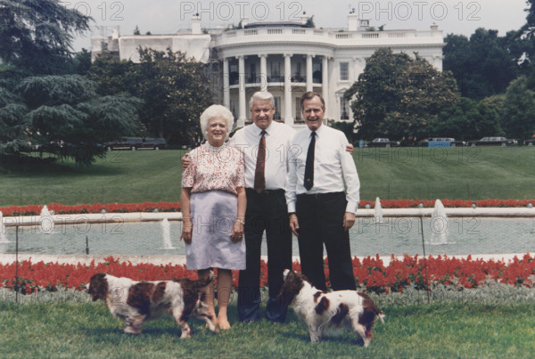 U.S. President George H.W. Bush and U.S. First Lady Barbar Bush show Russian President Boris Yeltsin the South Grounds of the White House, Washington, D.C., USA, David Valdez, White House photographer, June 16, 1992