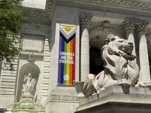 Lion statue Patience sitting atop pedestal, New York Public Library, Fifth Avenue, New York City