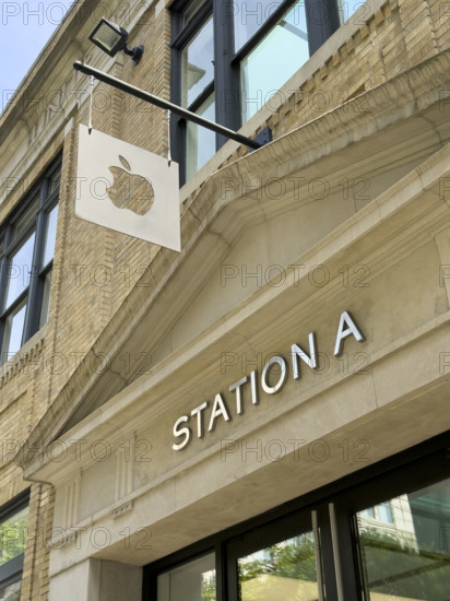 Apple retail store, building exterior, 103 Prince Street, Soho, Manhattan, New York City, New York, USA