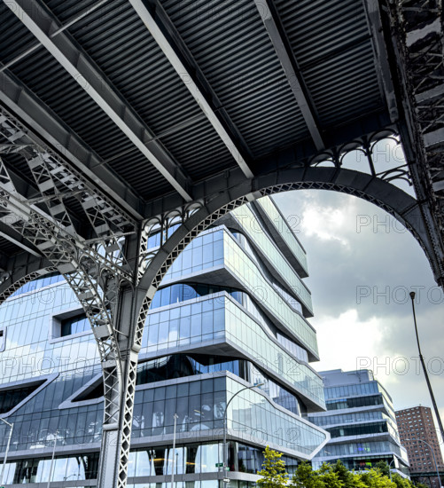 Henry R. Kravis Hall and detail of elevated Riverside Drive Viaduct, Columbia University Business School, Columbia University, Manhattanville Campus, 665 West 130th Street, West Harlem, Manhattan, New York City, New York, USA