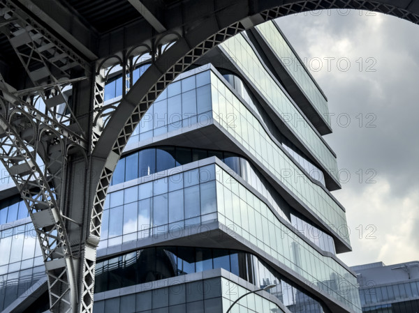 Henry R. Kravis Hall and detail of elevated Riverside Drive Viaduct, Columbia University Business School, Columbia University, Manhattanville Campus, 665 West 130th Street, West Harlem, Manhattan, New York City, New York, USA