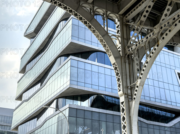Henry R. Kravis Hall and detail of elevated Riverside Drive Viaduct, Columbia University Business School, Columbia University, Manhattanville Campus, 665 West 130th Street, West Harlem, Manhattan, New York City, New York, USA