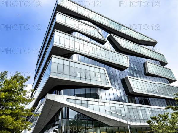 Henry R. Kravis Hall, building exterior, low angle view, Columbia University Business School, Columbia University, Manhattanville Campus, 665 West 130th Street, West Harlem, Manhattan, New York City, New York, USA