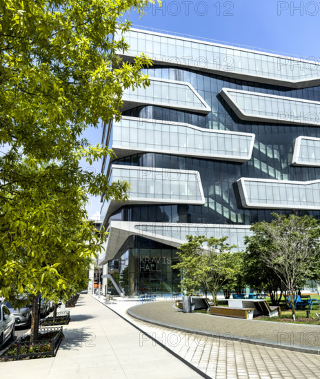 Henry R. Kravis Hall, building exterior and campus scene, Columbia University Business School, Columbia University, Manhattanville Campus, 665 West 130th Street, West Harlem, Manhattan, New York City, New York, USA