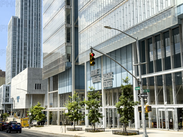 Jerome L. Greene Science Center, building exterior and street scene, Columbia University, Manhattanville campus, 3227 Broadway, West Harlem, Manhattan, New York City, New York, USA