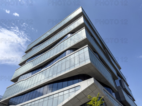 Henry R. Kravis Hall, building exterior, low angle view, Columbia University Business School, Columbia University, Manhattanville Campus, 665 West 130th Street, West Harlem, Manhattan, New York City, New York, USA
