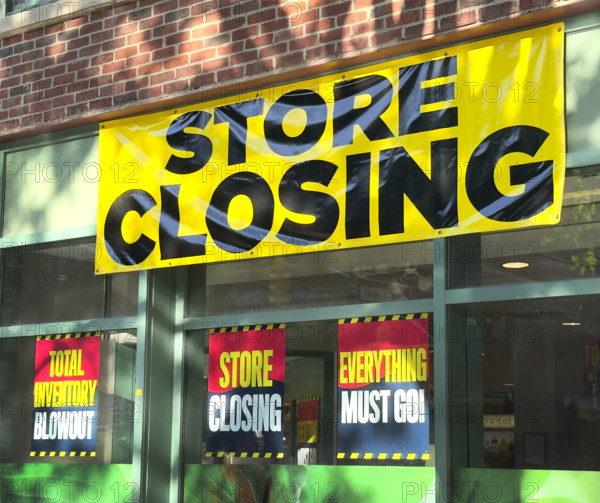 Store Closing sign, building exterior, Manhattan, New York City, New York, USA