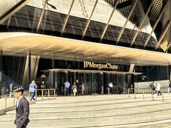 JPMorgan Chase Building, building exterior entrance and plaza, 270 Park Avenue, Manhattan, New York City, New York, USA
