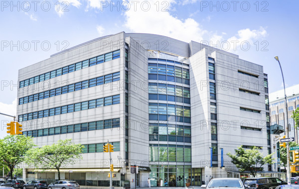 Mary Woodard Lasker Biomedical Research Building, building exterior and street scene, New York-Presbyterian Hospital/Columbia University Irving Medical Center, 3960 Broadway, Washington Heights, Manhattan, New York City, New York, USA