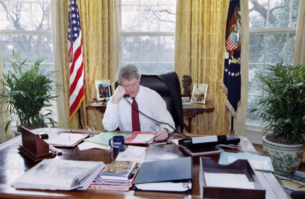 U.S. President Bill Clinton on telephone in oval office, White House, Washington, D.C., USA, Bob McNeely, White House Photographer, January 26, 1993