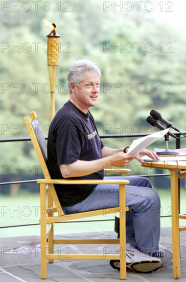 U.S. President Bill Clinton delivering a radio address at Camp David during the Israeli/Palestinian Summit, Frederick County, Maryland, USA, William Vasta, White House Photographer, July 14, 2000