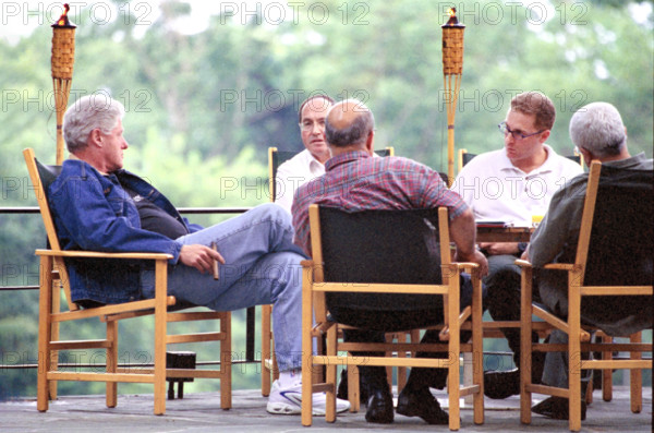 U.S. President Bill Clinton meeting with foreign policy staff at Camp David during the Israeli/Palestinian Summit, Frederick County, Maryland, USA, William Vasta, White House Photographer, July 14, 2000