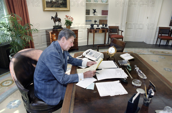 U.S. President Ronald Reagan working on an upcoming speech to the nation in the Oval Office of the White House, Washington, D.C., USA, President Ronald Reagan White House Photographic Office, September 24, 1981