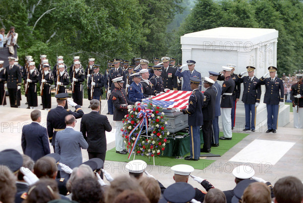U.S. President Ronald Reagan attending Memorial Day ceremony honoring Vietnam unknown soldier, Arlington National Cemetery, Arlington, Virginia, USA, President Ronald Reagan White House Photographic Office, May 28, 1984