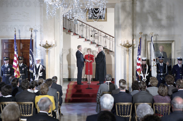 U.S. President Ronald Reagan, U.S. First Lady Nancy Reagan and U.S. Chief Justice Warren Burger at the private inaugural swearing-in ceremony on the grand staircase in the White House, Washington, D.C., USA, President Ronald Reagan White House Photographic Office, January 20, 1985