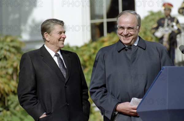 U.S. President Ronald Reagan at the state visit of Chancellor Helmut Kohl of Federal Republic of Germany arrival ceremony on the south lawn of the White House, Washington, D.C., USA, President Ronald Reagan White House Photographic Office, November 15, 1982