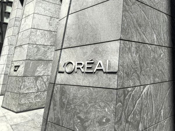 L'oreal corporate headquarters, company sign outside building headquarters, 10 Hudson Yards, Manhattan, New York City, New York, USA