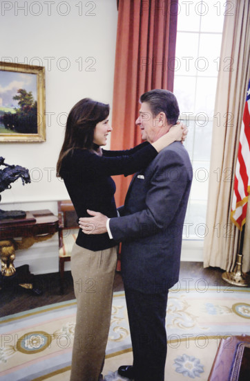 U.S. President Ronald Reagan with his daughter Patti Davis in the Oval Office of the White House, Washington, D.C., USA, President Ronald Reagan White House Photographic Office, January 21, 1981