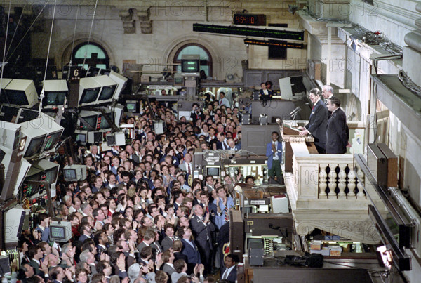 U.S. President addressing New York Stock Exchange employees during visit to the trading floor, New York City, New York, USA, President Ronald Reagan White House Photographic Office, March 28, 1985