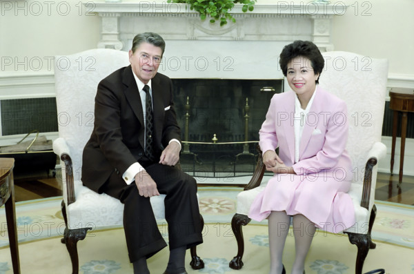 U.S. President Ronald Reagan meeting with President Corazon Aquino of The Philippines in the White House Oval Office, Washington, D.C., USA, President Ronald Reagan White House Photographic Office, September 17, 1986