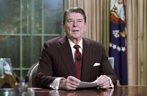 U.S. President Ronald Reagan during his address to the nation on Iran-Contra Controversy in the White House  Oval Office, Washington, D.C., USA, President Ronald Reagan White House Photographic Office, November 13, 1986