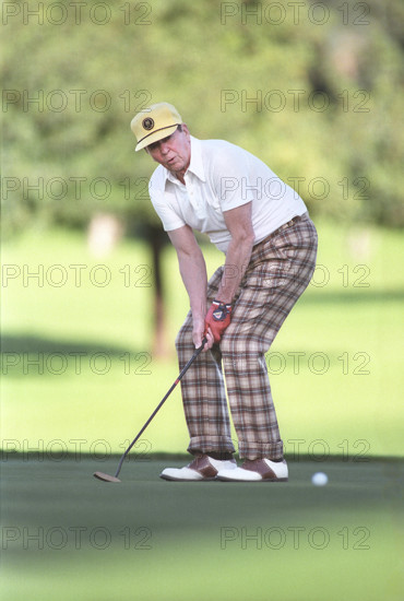 U.S. President Ronald Reagan playing golf at the Annenberg estate, Rancho Mirage, California, USA, President Ronald Reagan White House Photographic Office, December 30, 1986