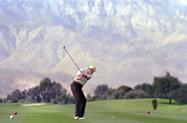 U.S. President Ronald Reagan playing golf at the Annenberg estate, Rancho Mirage, California, USA, President Ronald Reagan White House Photographic Office, December 30, 1986