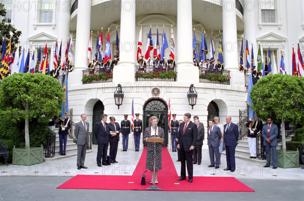 British Margaret Thatcher making departure remarks at White House diplomatic entrance while U.S. President Ronald Reagan listens, Washington, D.C., USA, President Ronald Reagan White House Photographic Office, July 17, 1987