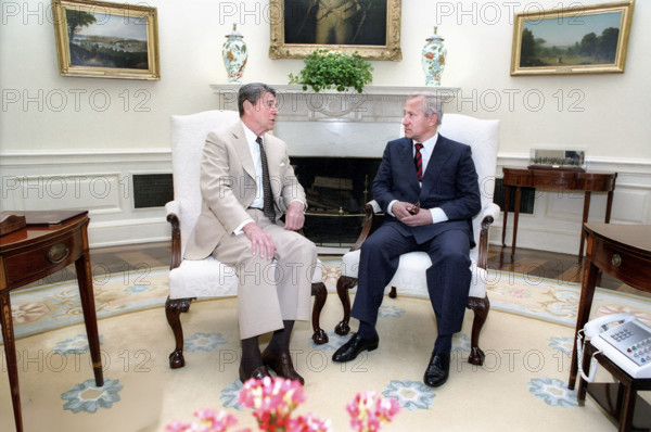 U.S. President Ronald Reagan meeting with Soviet KGB defector Oleg Gordievsky in the White House Oval Office, Washington, D.C., USA, President Ronald Reagan White House Photographic Office, July 21, 1987
