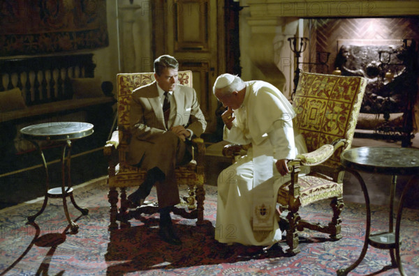 U.S. President Ronald Reagan visiting with Pope John Paul II at Vizcaya Museum, Miami, Florida, USA, President Ronald Reagan White House Photographic Office, September 10, 1987